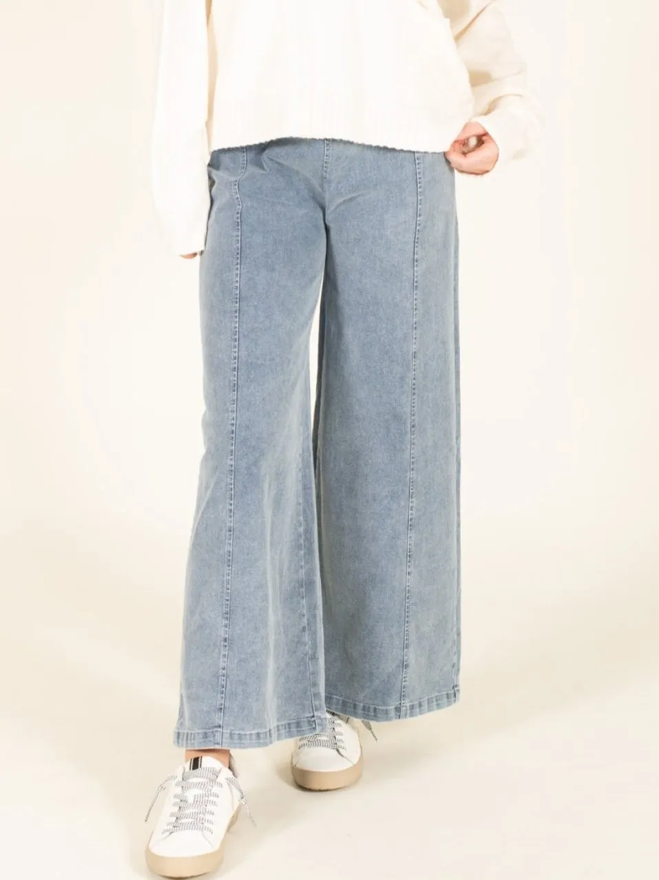 Relaxed Fit Wide-Leg Jeans